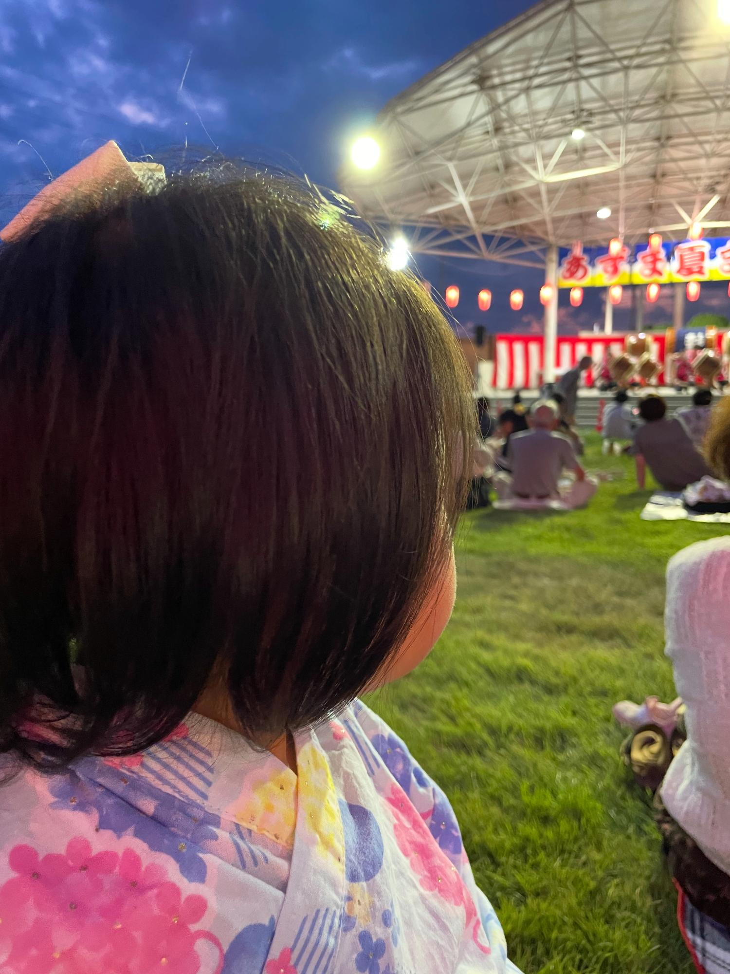 あずま夏まつりでステージイベントを見ている娘の写真