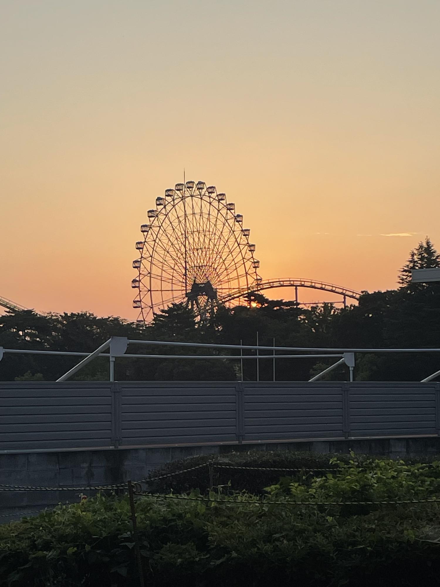 華蔵寺公園遊園地の遊具と夕焼けの写真