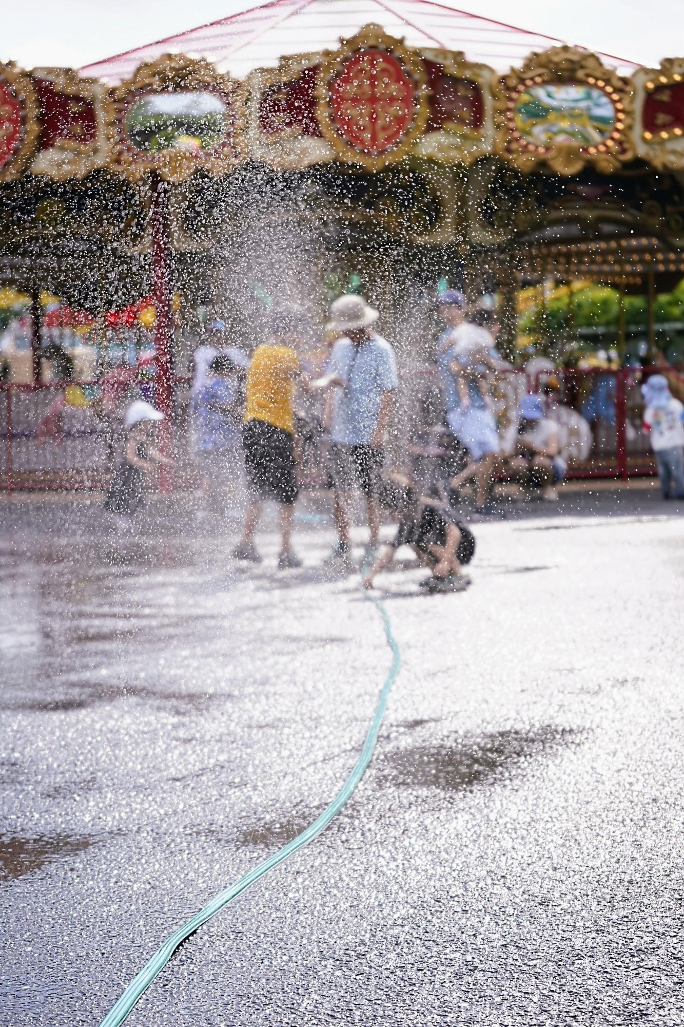 華蔵寺公園遊園地で水遊びをしている写真