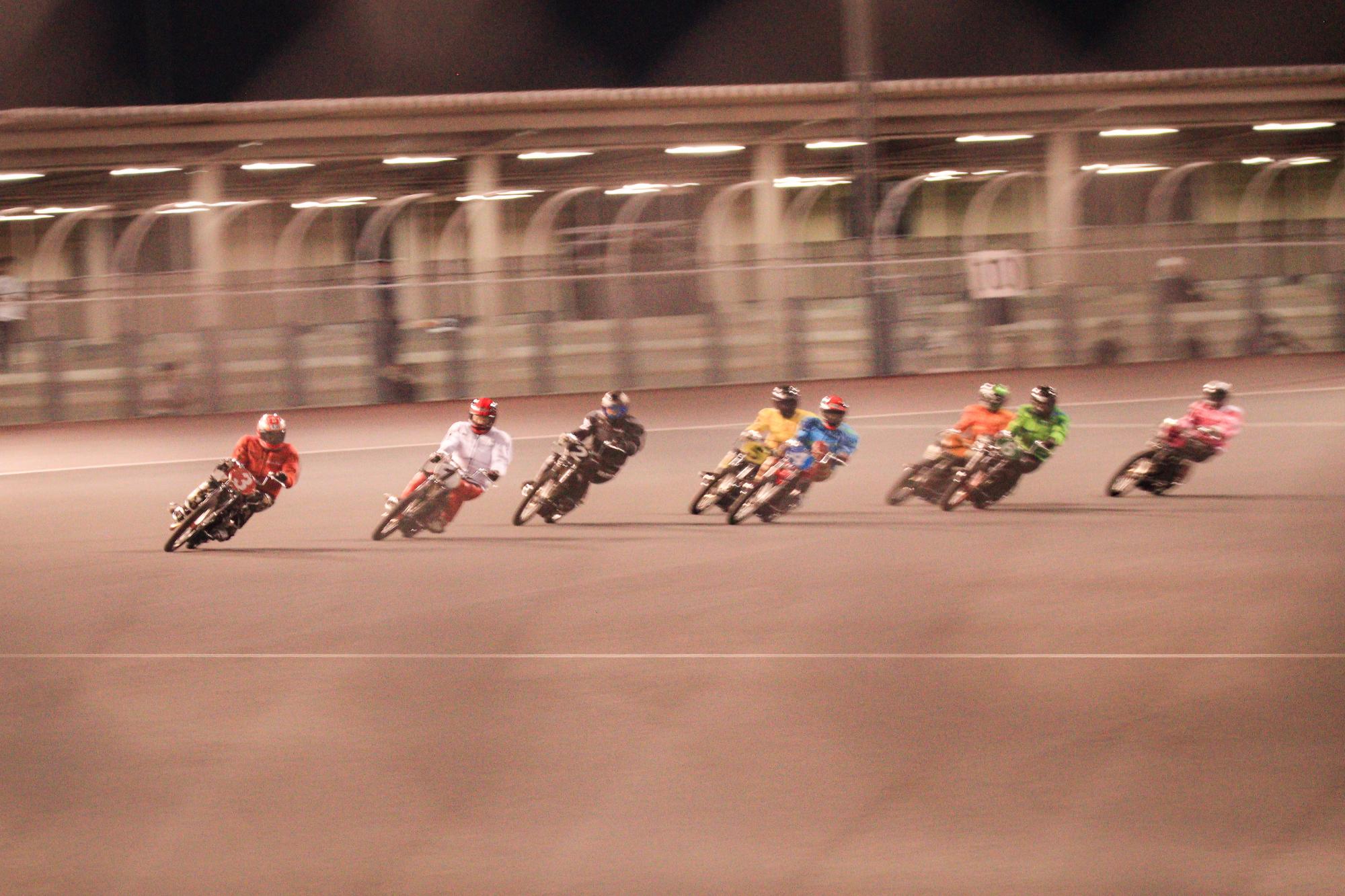 伊勢崎オートレース場のレースの写真