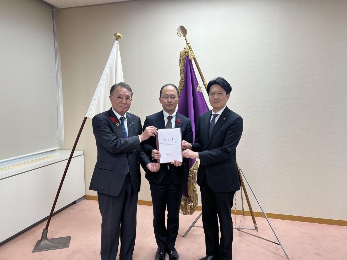 大塚副知事に要望書を手交する臂市長と穂積市長