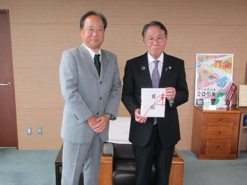 寄附金受領式の様子