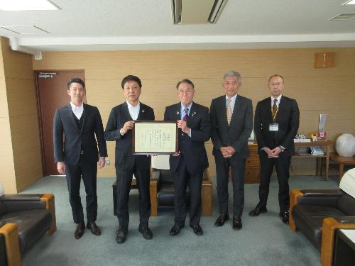 ファームランド株式会社高橋本部長、中山再エネ事業課長、臂市長、藤原副市長、細井企画部長