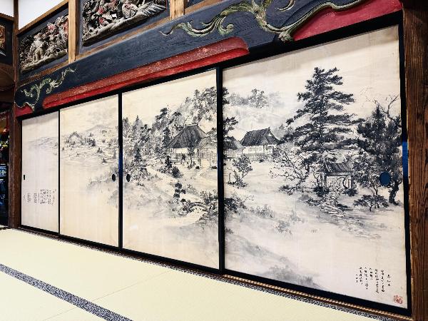 天台宗華蔵寺本堂内にある傅益瑤(フ・イーヤオ)作の襖絵の画像