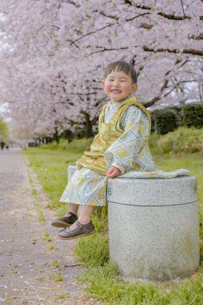 ラブリバーうぬき親水公園の桜の前で笑顔の子どもの画像
