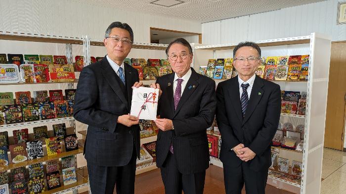 まるか食品株式会社の丸橋代表取締役社長と目録を持つ市長