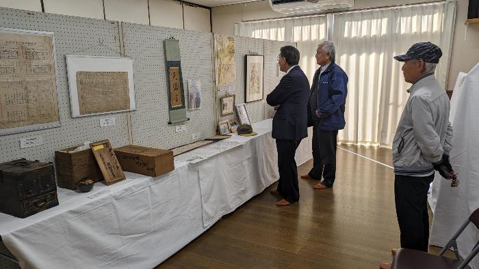 我が家のお宝展示会を視察する市長
