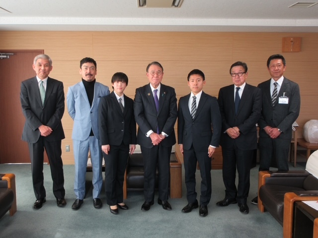 全日本オートレース選手会伊勢崎支部の新人選手から表敬訪問を受ける市長