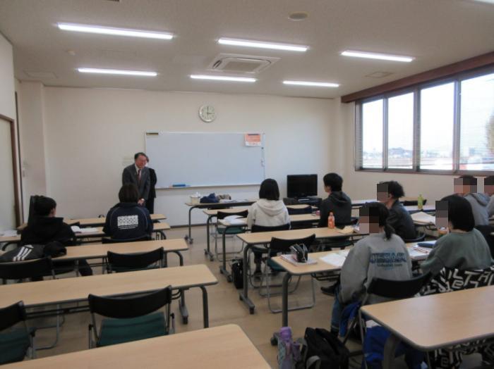 こどもサポート教室殖蓮で挨拶する市長