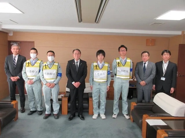 被災地への派遣職員と写真に写る市長