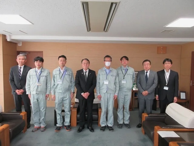 被災地への派遣職員と写真に写る市長