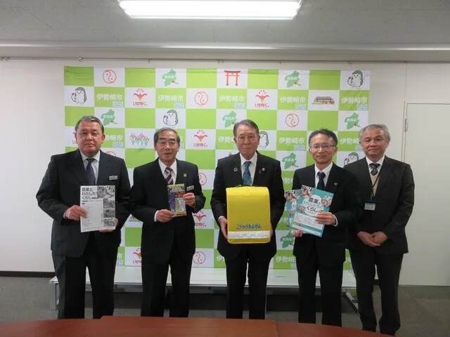 寄附贈呈式での集合写真