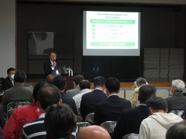 地区別市政懇談会で説明する市長