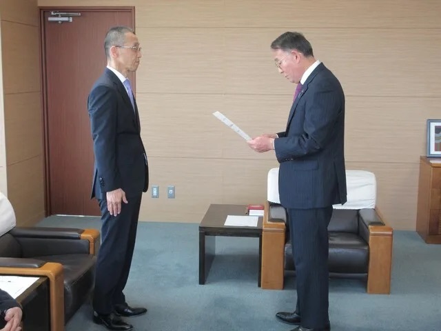 委嘱状を交付する市長