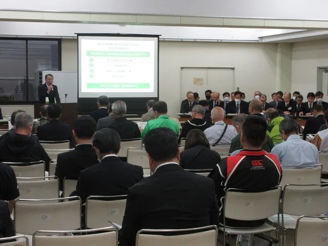 地区別市政懇談会で説明する市長