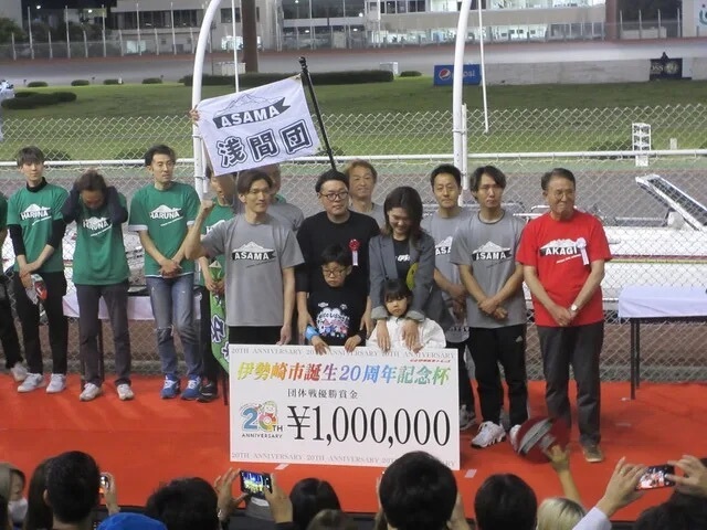 伊勢崎市誕生20周年記念杯で集合写真に写る市長