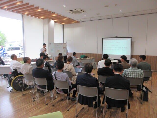 まちなか未来学校の公開プレゼンテーションの様子