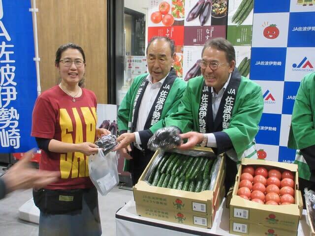 トップセールスで野菜を配る市長