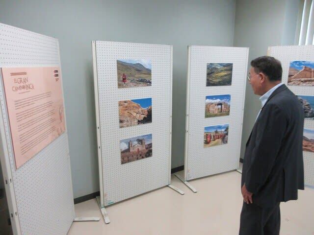 出張ペルー領事館で写真展示を視察する市長