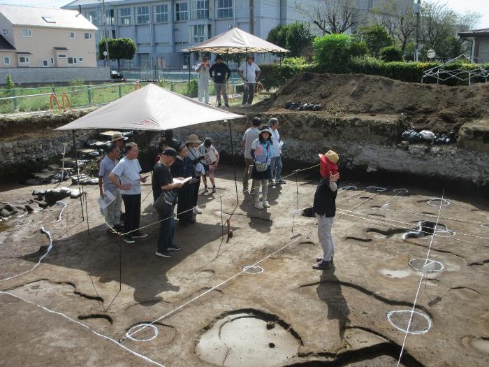 三軒屋遺跡現地説明会の様子
