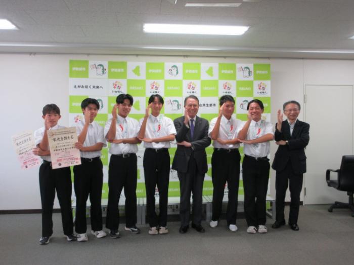 伊勢崎市立第3中学校陸上部の表敬訪問の様子