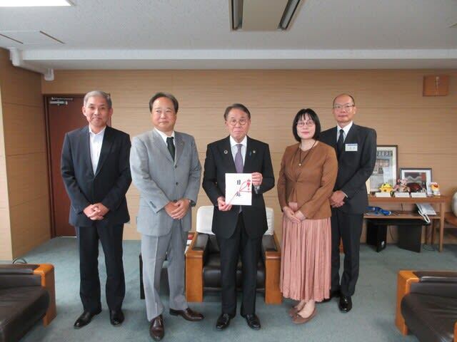 企業版ふるさと寄附金受領式で目録を受け取る市長