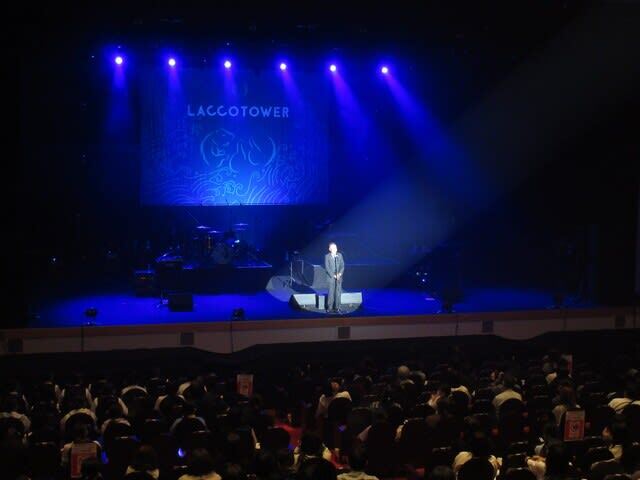 学生招待LACCOTOWERミニライブコンサートで挨拶する市長