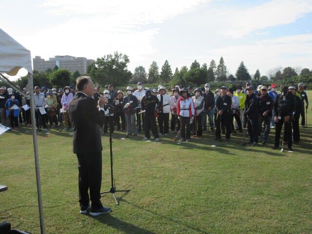 第25回伊勢崎市交通安全宣言グラウンドゴルフ大会で挨拶する市長