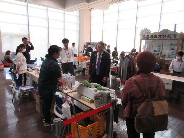 ふれあいマルシェを視察する市長