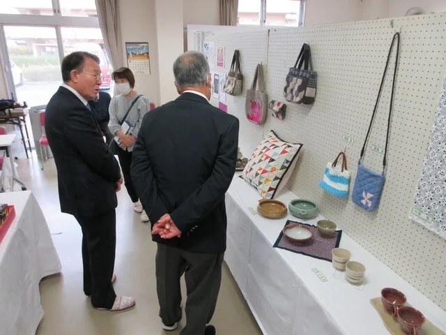 羽黒町みんなの作品展で作品を鑑賞する市長