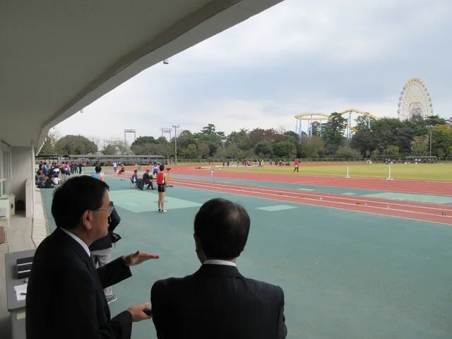 第61回群馬県民スポーツ大会秋季大会の陸上競技を視察する市長