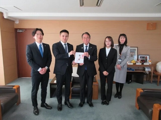 寄附贈呈式での集合写真