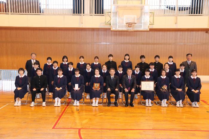 第四中学校吹奏楽部いせさき元気大賞授与式記念撮影の様子