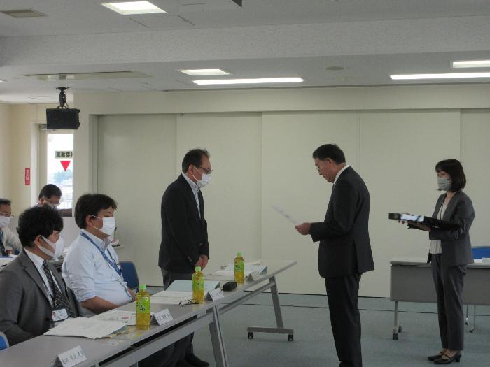 介護保険運営協議会委嘱状交付式にて委嘱状交付の様子