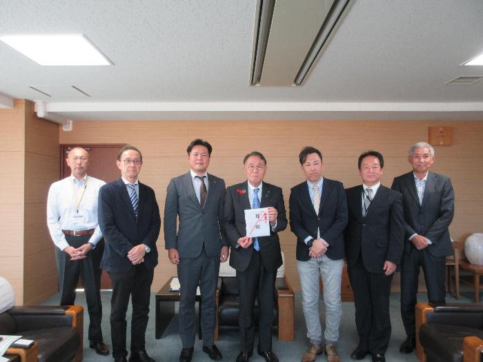 群馬エナジー株式会社からの寄附の様子