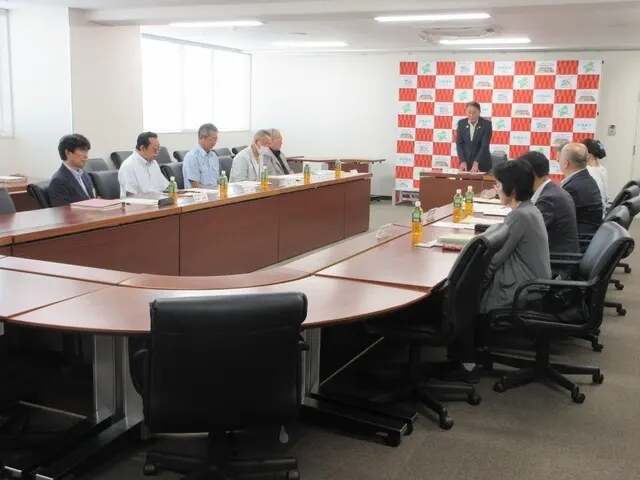 自殺対策推進協議会委員委嘱状交付式の様子