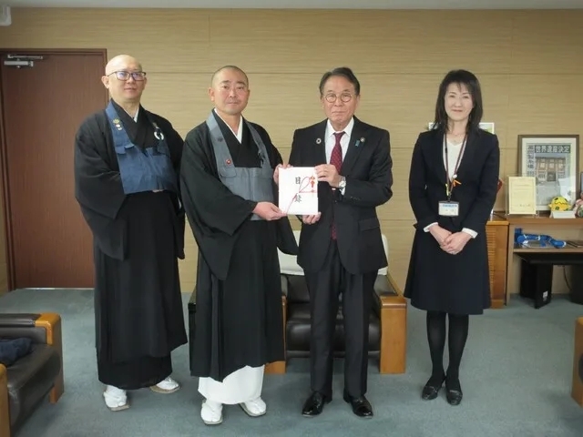 伊勢崎市仏教会寄附贈呈式の様子