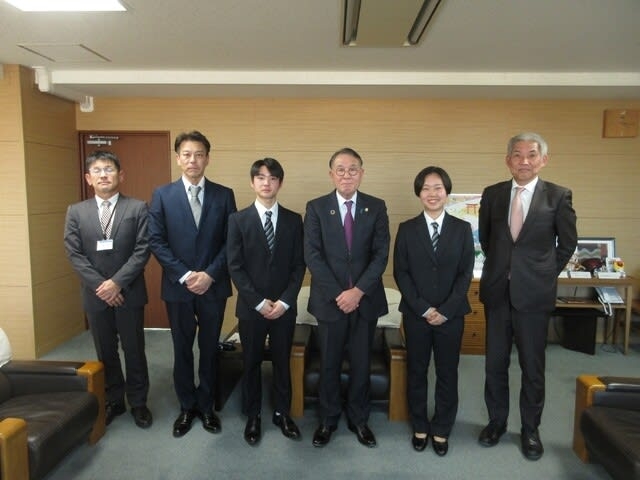 伊勢崎オート新人選手市長表敬訪問の様子