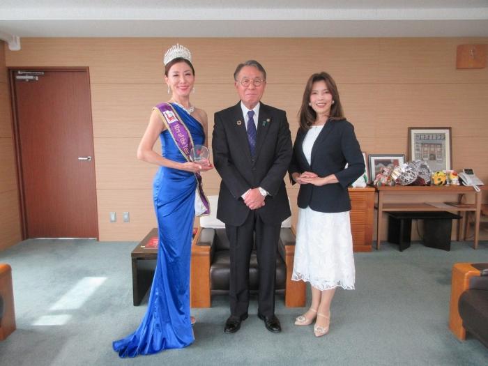 ミセスオブザイヤー2025群馬大会プレシャス部門グランプリの金井様の市長表敬訪問