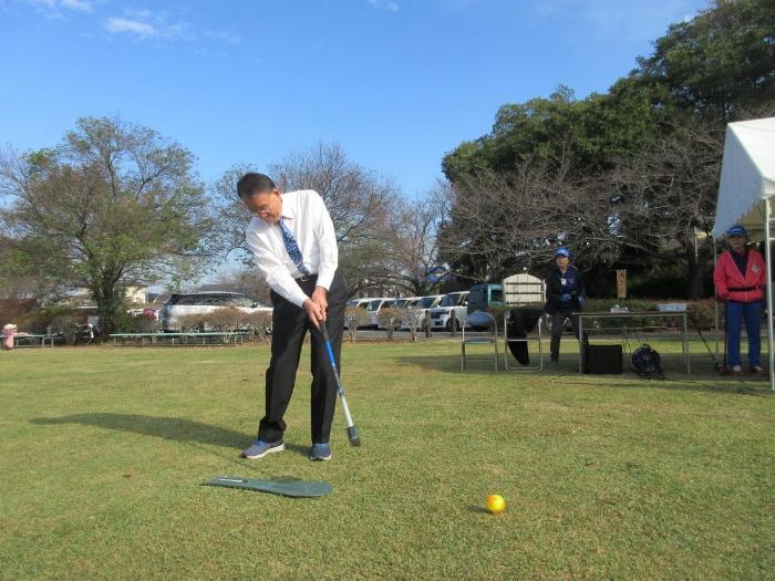 第21回伊勢崎市長杯グラウンドゴルフ大会始打式の様子