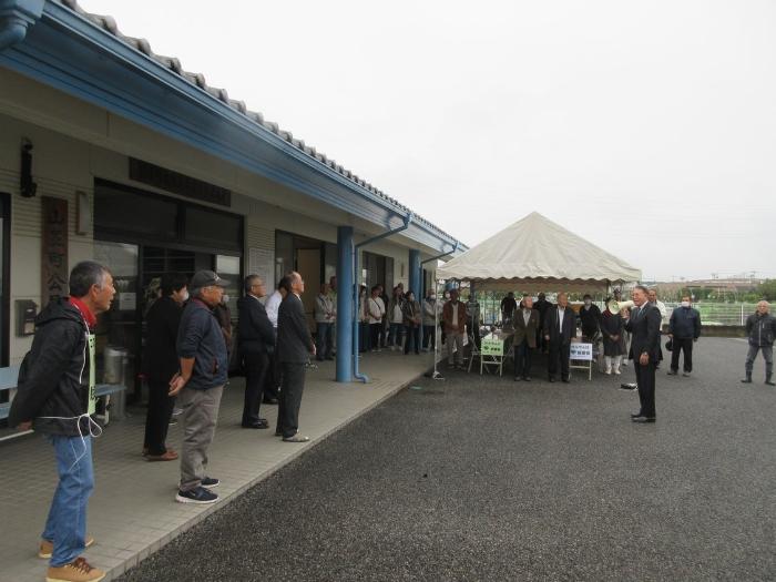 山王町コスモス祭り関係者へ挨拶の様子