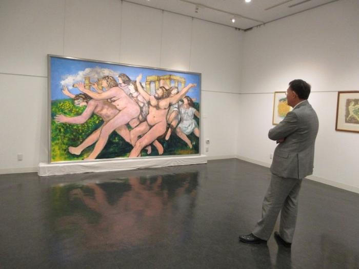 伊勢崎市収蔵美術展「福沢一郎の世界」鑑賞の様子