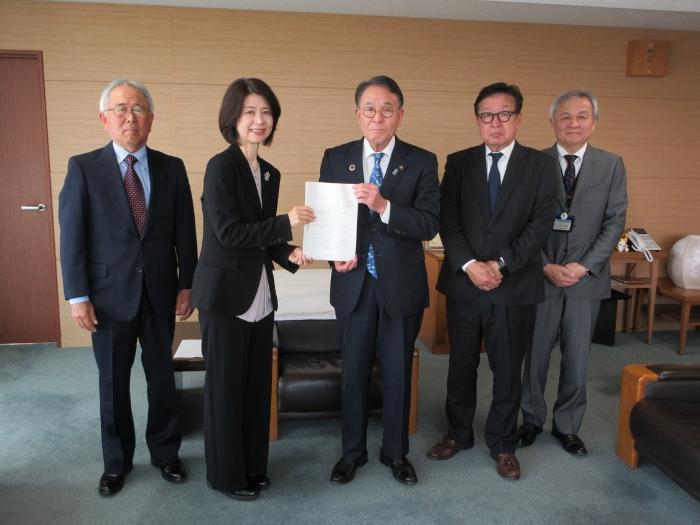 伊勢崎市環境審議会から市長への答申の様子