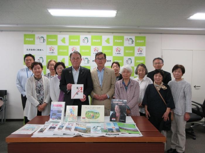 伊勢崎市防災と福祉を考える会寄附贈呈式の様子