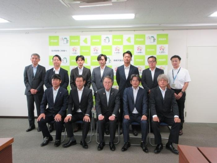 水本日本散歩庭園維持管理事業参加使節団の市長表敬訪問の様子