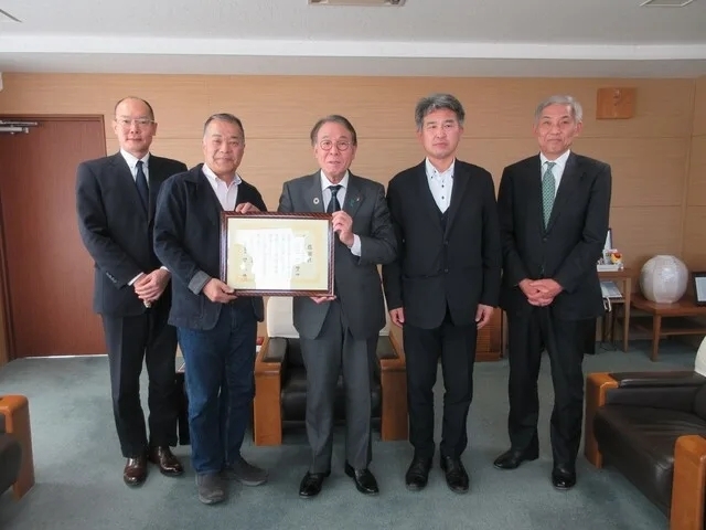 ファームランド株式会社ふるさと寄附贈呈式の様子