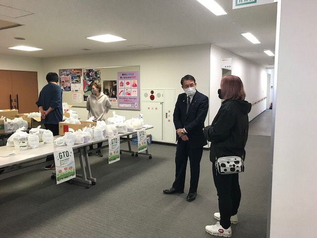 弁当販売会場で秋山代表と話す臂市長