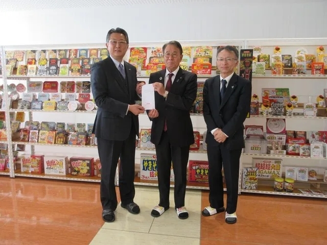 まるか食品株式会社寄附贈呈式の様子