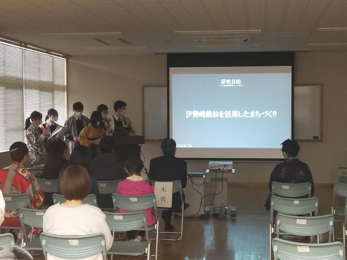 四ツ葉学園地域歴史研究会絹ラボの様子