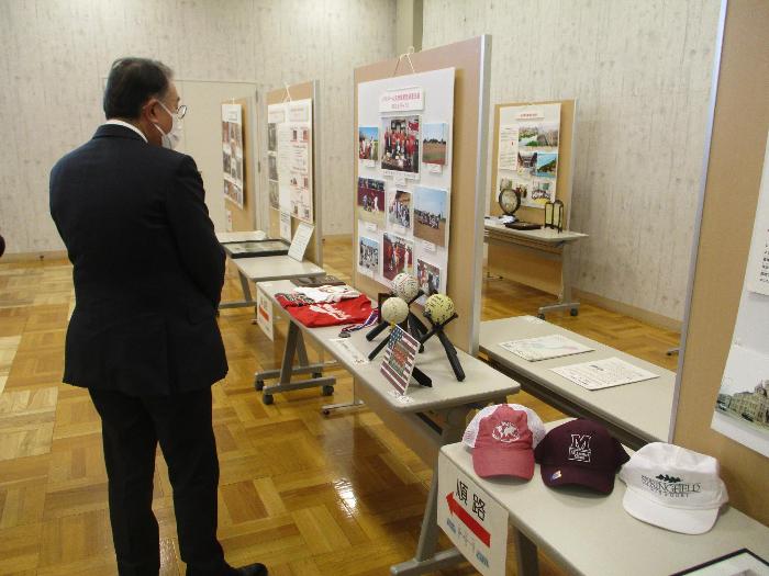 姉妹友好都市国際交流パネル展の様子